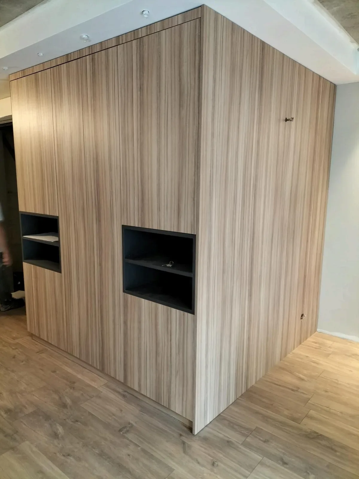 Meuble de séparation en plaquage vernis