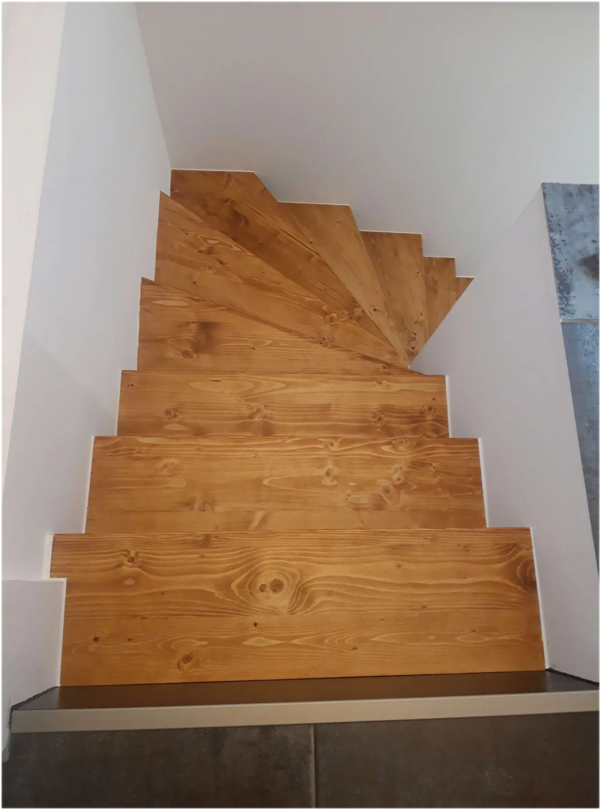 Escalier en bois massif réalisé sur mesure