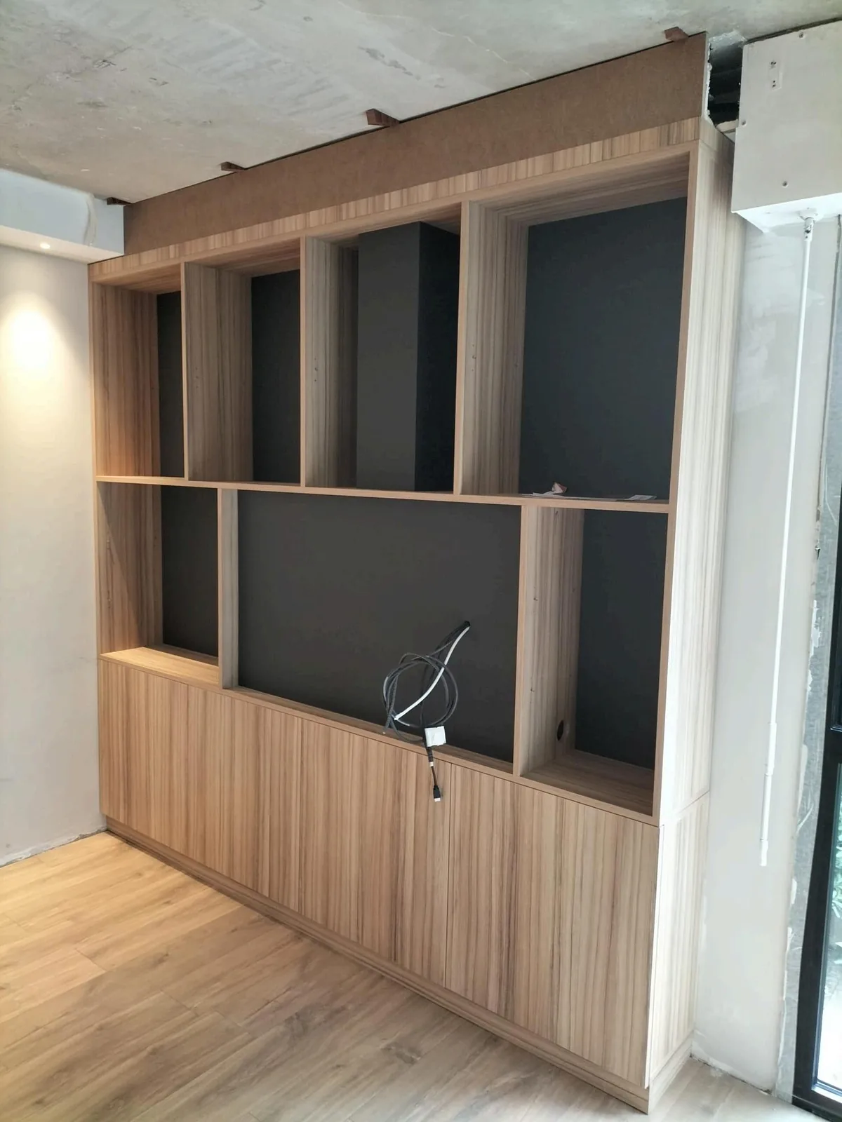 Bibliothèque contemporaine en bois clair sur mesure